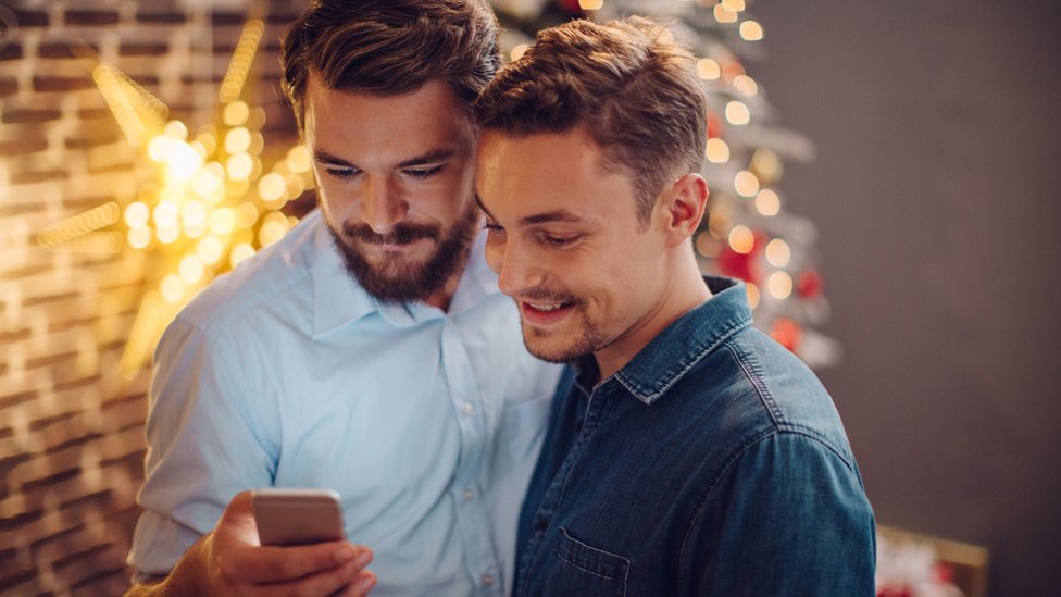 En su momento de mayor apogeo, Gaydar llegó a tener cinco millones de usuarios. pareja gay usando celular