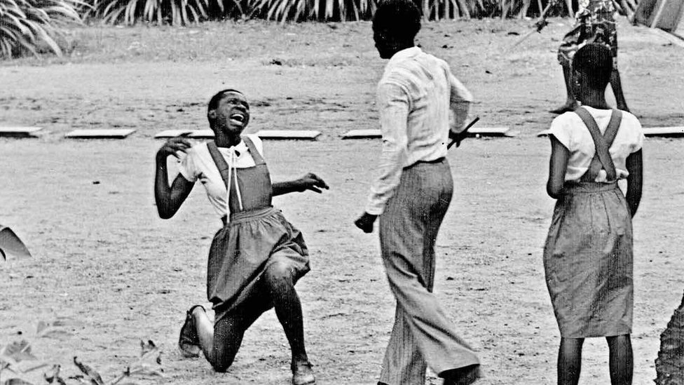 Фотография Сунми Смарт-Коула под названием «Жестокость учителя» - 1984, на которой запечатлена порка ученика в Нигерии