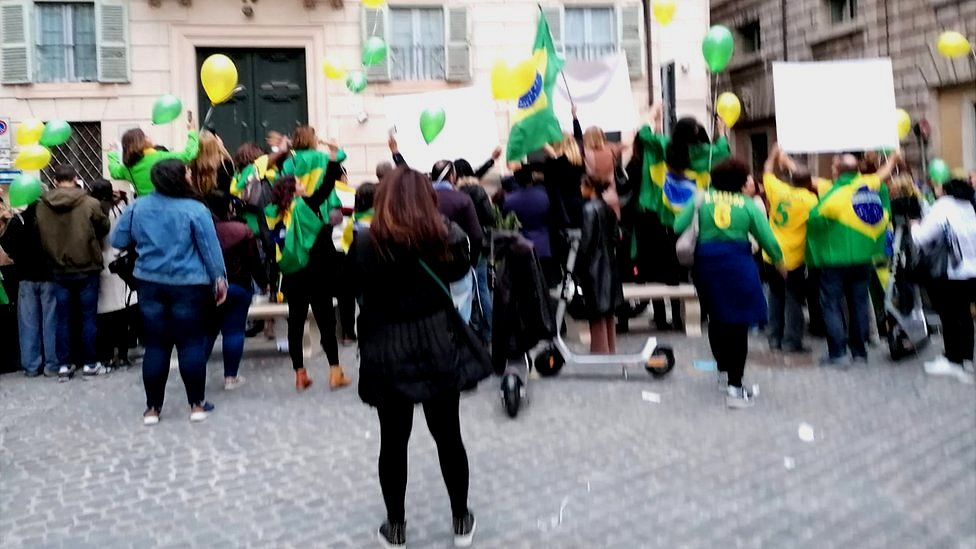 Brasileiros durante passagem de Bolsonaro em Roma