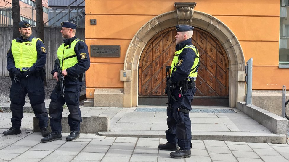 Шведская полиция стоит на страже у здания суда