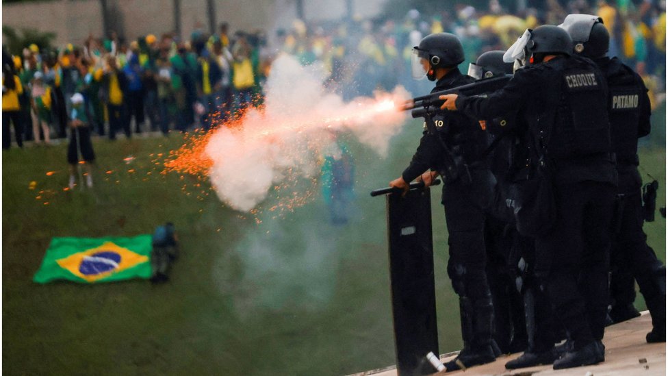 تعمل قوات الأمن على السيطرة على المظاهرات خارج قصر الكونغرس في برازيليا