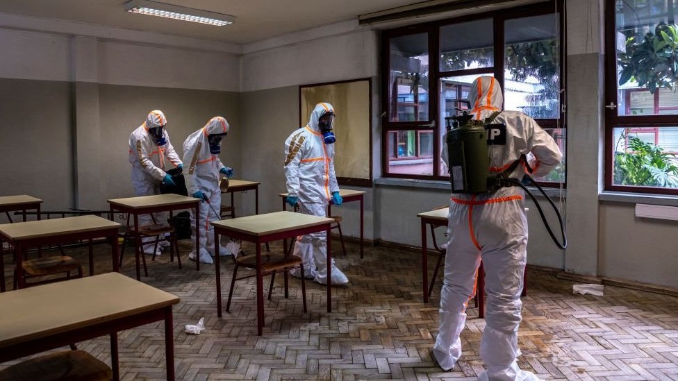 Portekiz'de bir okulu dezenfekte eden askerler
