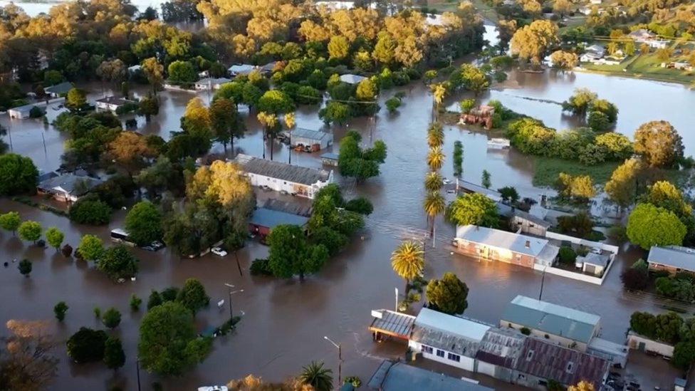 Australia flash flooding: Thousands evacuated