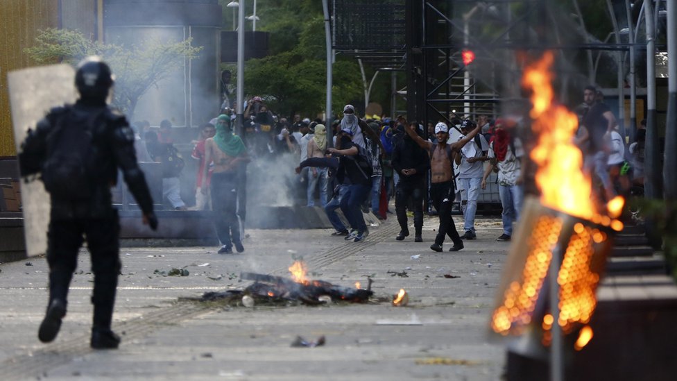 Во время столкновения между членами полиции и протестующими в Кали