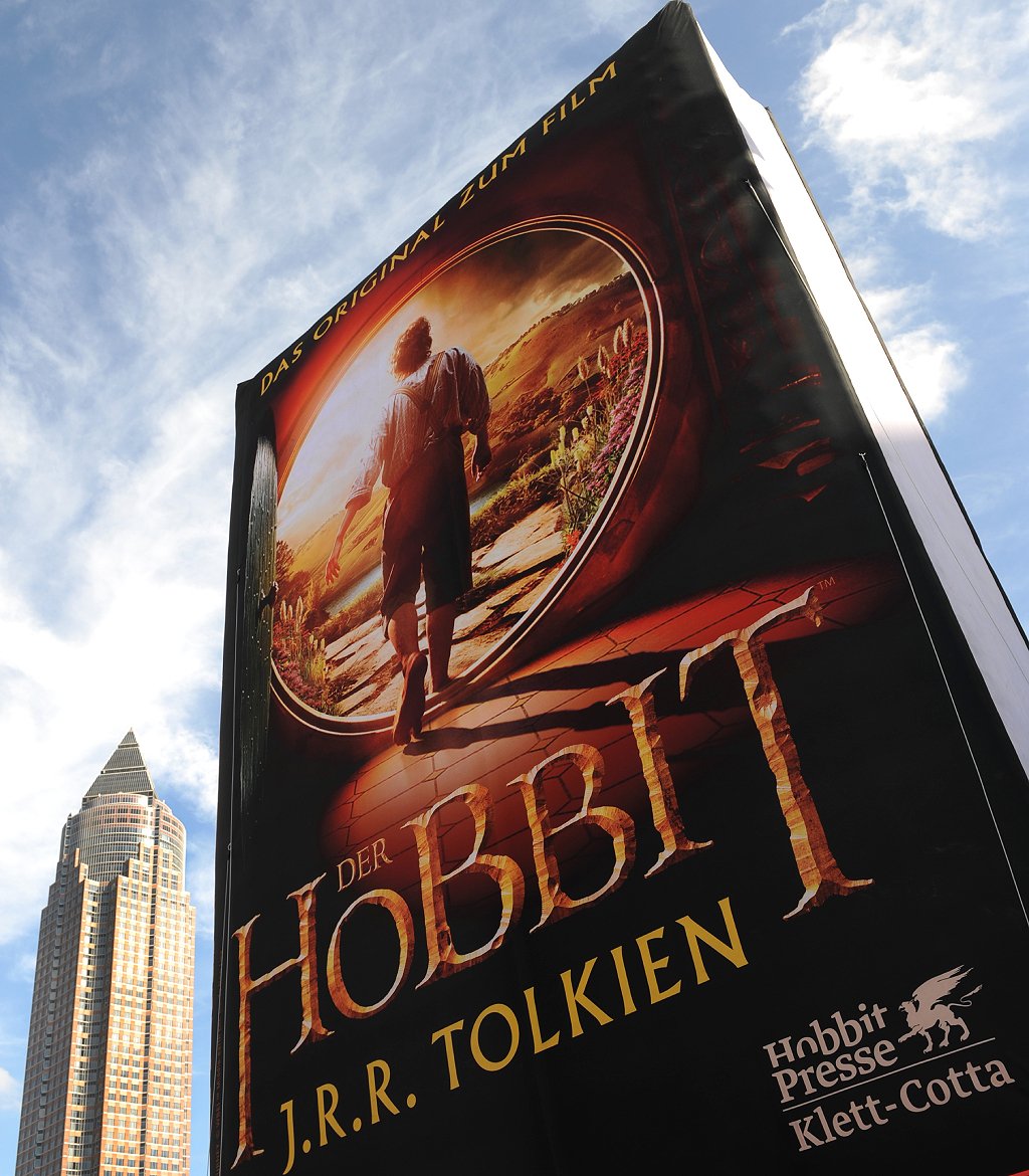 Publicidad con enorme libro de &quot;El Hobbit&quot;