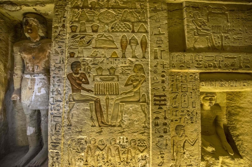 Las paredes de la tumba están cubiertas de jeroglíficos, el sistema de escritura del antiguo Egipto.