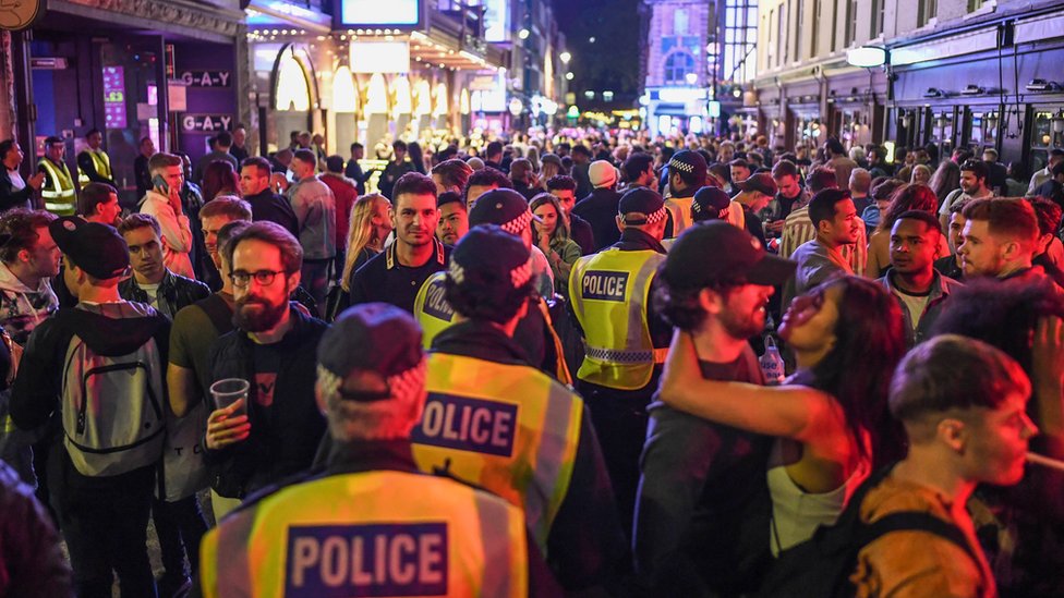 Policiais são vistos andando em meio a multidão no Soho, no centro de Londres