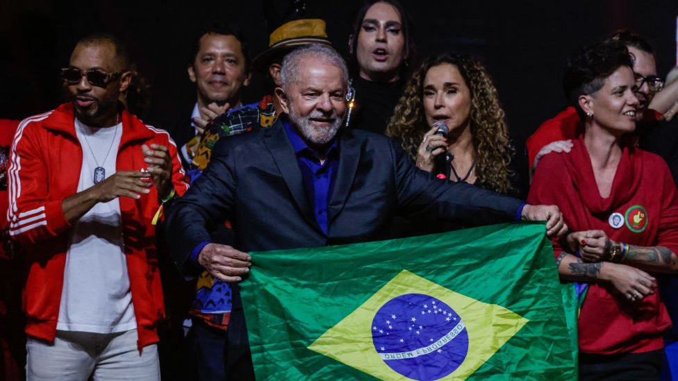 Lula segura bandeira do Brasil durante comício em São Paulo