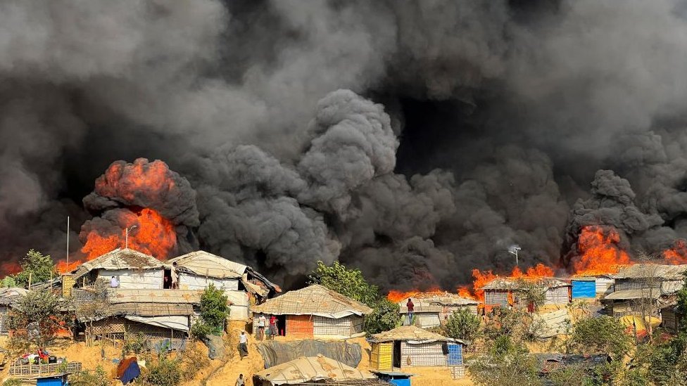 Un incendio en un campamento de refugiados rohingya en el Bazar de Cox, Bangladesh