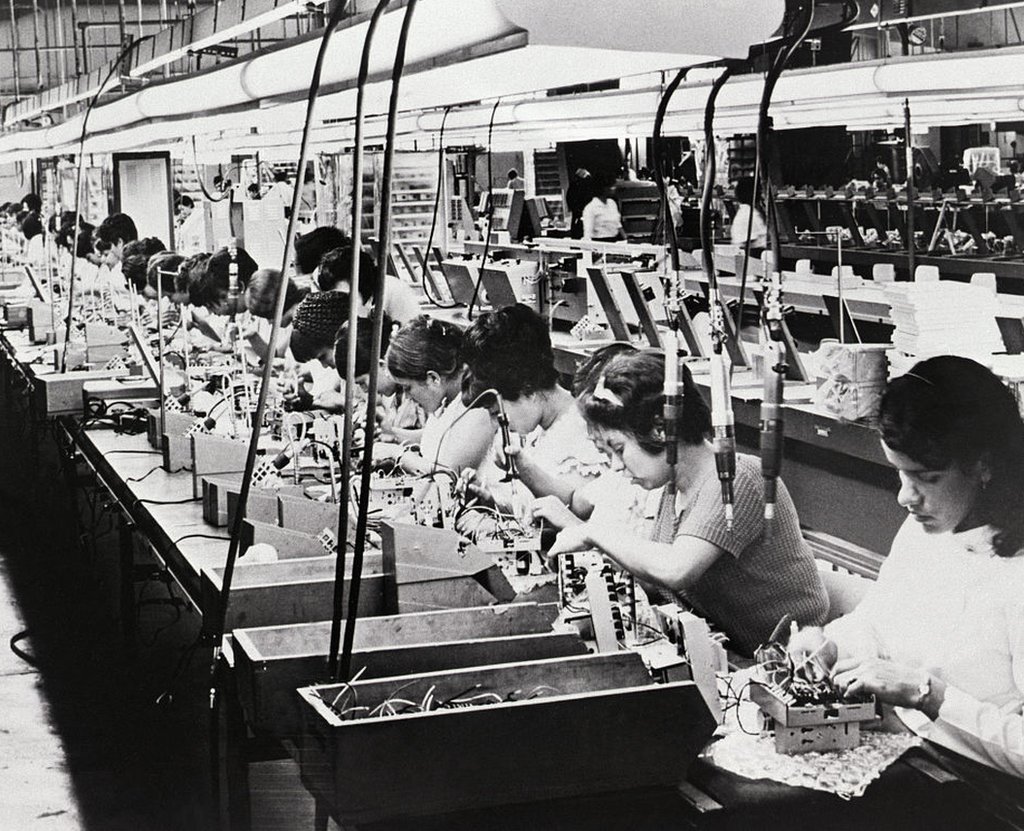 Un grupo de mujeres trabaja en una fábrica relojes eléctricos en San Juan, Puerto Rico, en 1970.
