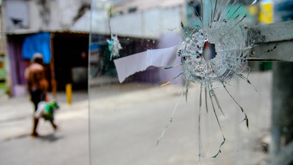 Una marca de bala sobre un vidrio.