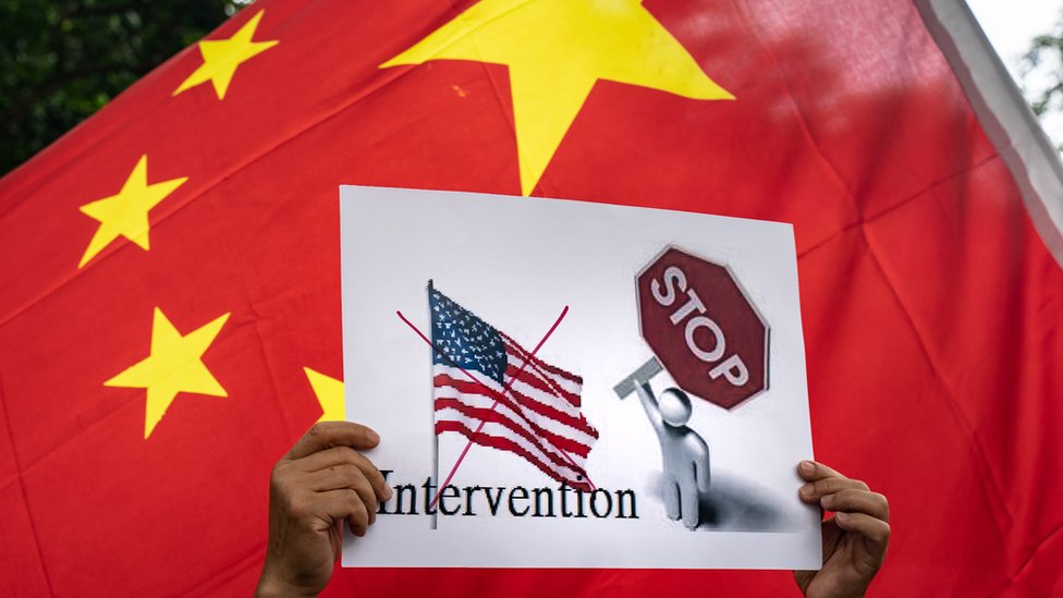 美國駐香港總領事館外親北京示威者舉起中國國旗與塗污美國國旗之標語（26/6/2020）