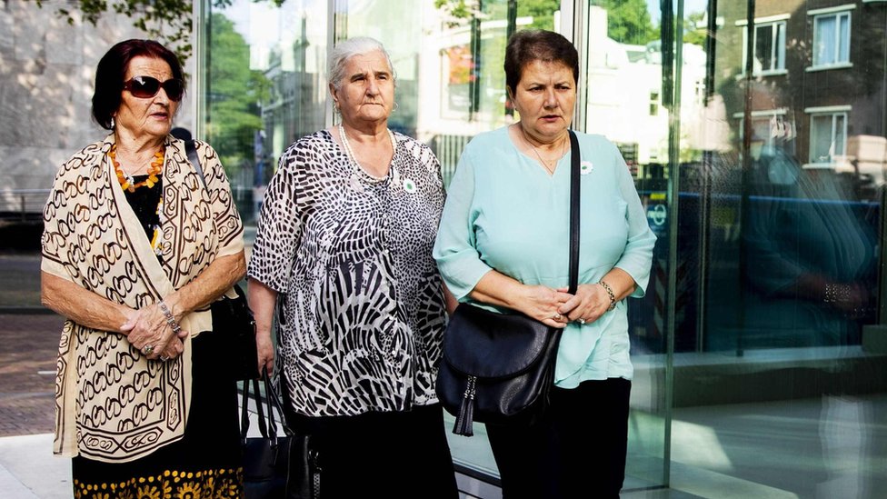 Tres de las Madres de Srebrenica a su llegada a la sede del Tribunal Supremo holandés el 19 de julio de 2019