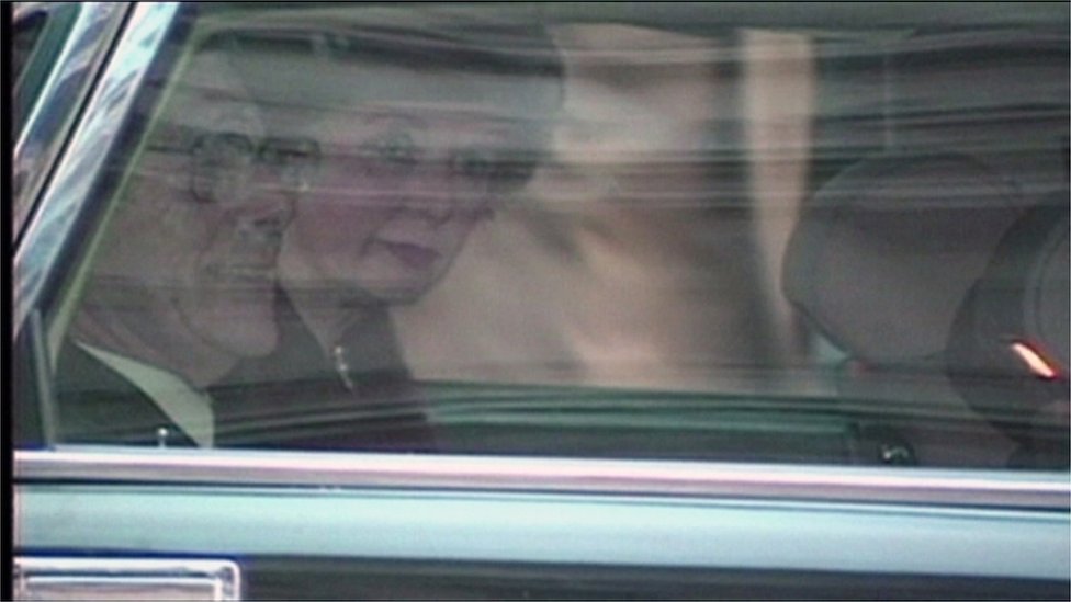 Маргарет Тэтчер покидает Даунинг-стрит в ноябре 1990 года