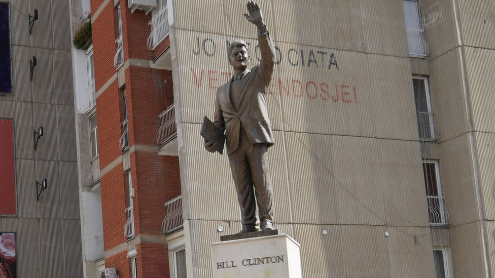 Статуя Билла Клинтона в Приштине, столице Косово