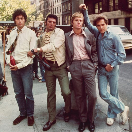 De izquierda a derecha, los actores Paul Sand, Ron Leibman, Robert Redford y George Segal en el cartel de "The Hot Rock" (Una diamante al rojo vivo), rodada en Nueva York, 1972.