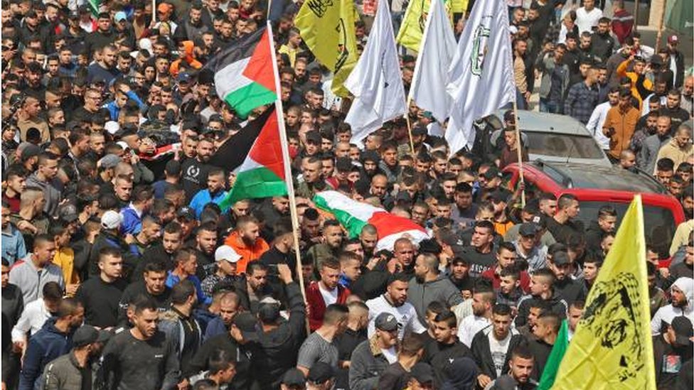 فلسطينيون يشيعون جثماني القتيلين اللذين سقطا برصاص الجيش الإسرائيلي خلال اقتحام مخيم جنين.