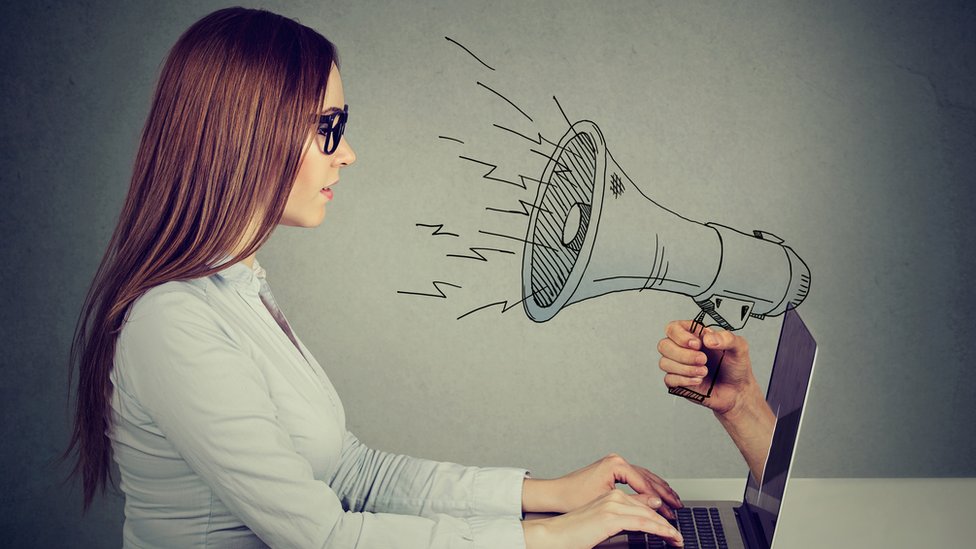Facebook contratará más gente para que verifique la identidad de quienes compran anuncios. (Foto: Getty/SIphotography) Un altavoz sale de una computadora