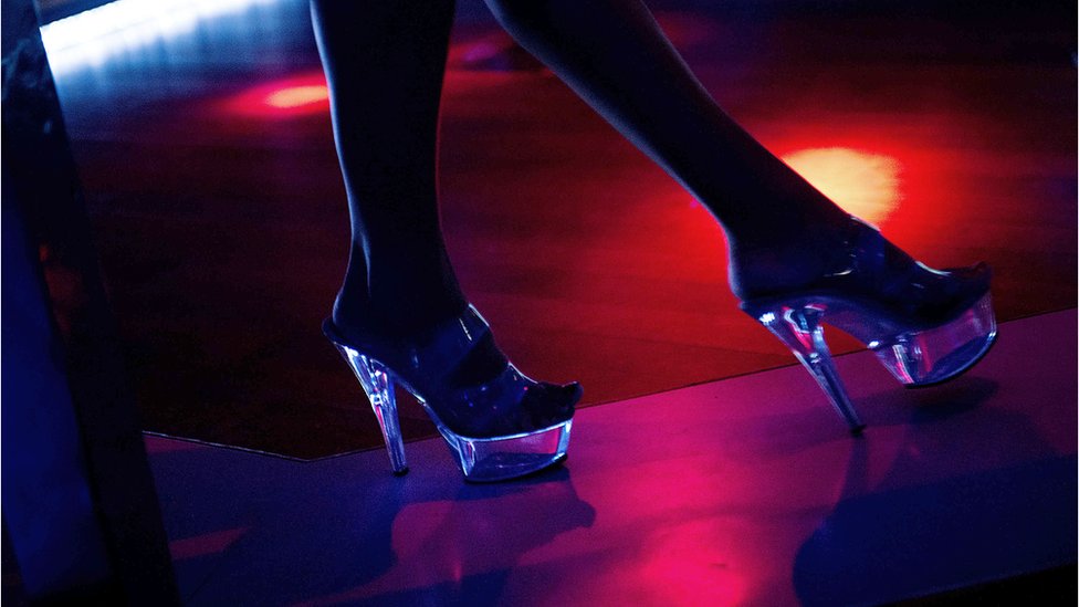 Изображение туфель танцора на коленях