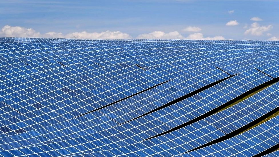 На снимке показаны фотоэлектрические солнечные панели на электростанции в Ла-Колль-де-Ме, Альпы Верхнего Прованса, на юго-востоке Франции, 17 апреля 2019 г.