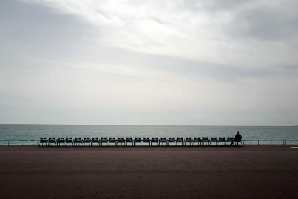 Um homem observa o mar Mediterrâneo em Nice, na França, em março