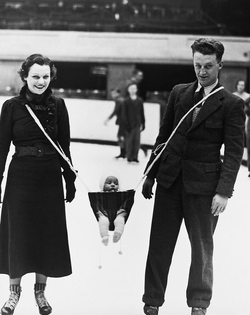 Jack Milford, jugador de hockey sobre hielo, inventó este dispositivo para poder patinar junto a su hijo y esposa. Abril de 1937