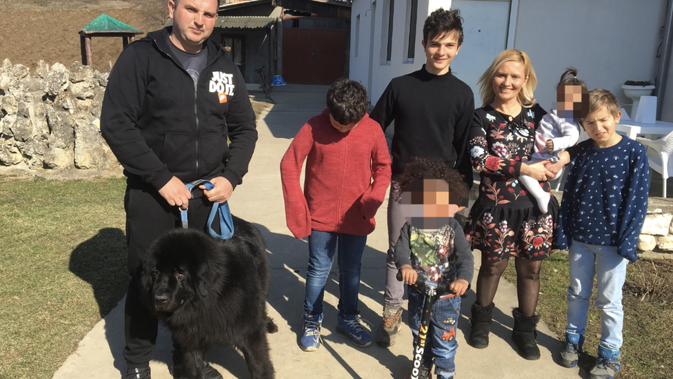 Porodica Novaković ispred kuće u Bariču, februar 2019. Hraniteljska porodica