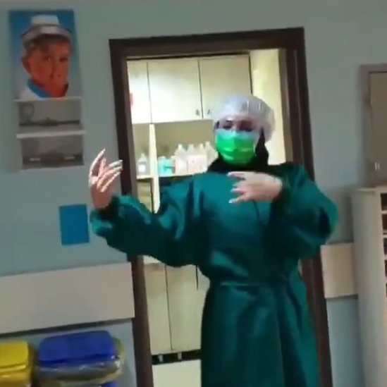 медсестра танцует в больнице