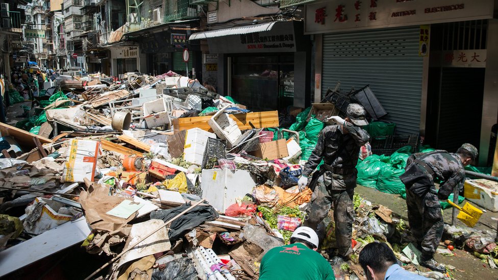 解放軍澳門駐軍在十月初五街清理颱風天鴿吹襲遺下的垃圾雜物（25/8/2017）