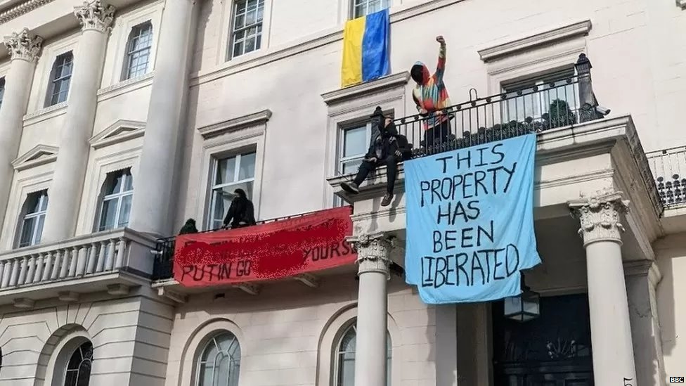 متظاهرون اقتحموا أحد العقارات التي يمتلكها ثري روسي في لندن عام 2022