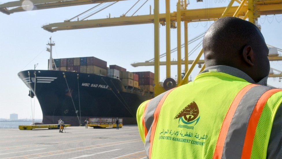 Trabajador en el puerto de Hamad.