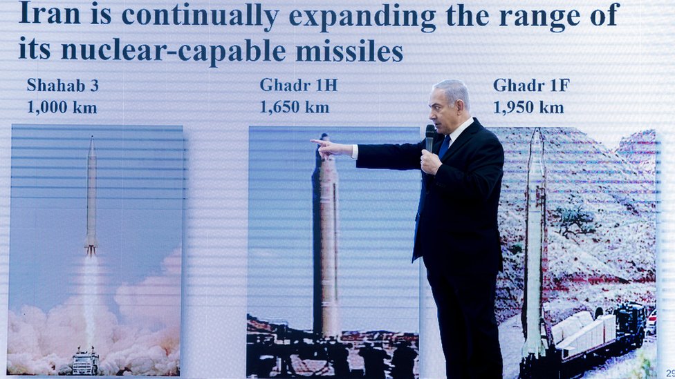 Benjamin Netanyahu se dirige a los medios el 30 de abril