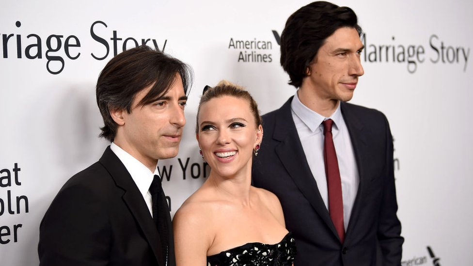 Noah Bauchman (izquierda) dirige y produce la película protagonizada por Scarlett Johansson y Adam Driver.