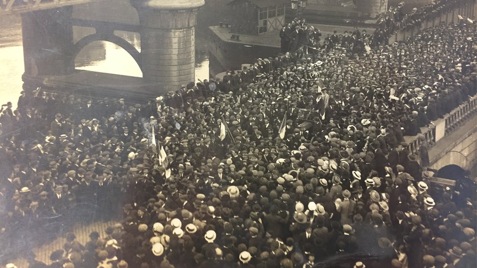Констанс Маркиевич встречает толпа на Батт-Бридж в Дублине в 1917 году (PRONI Ref: D4131 / K / 4/1/46)