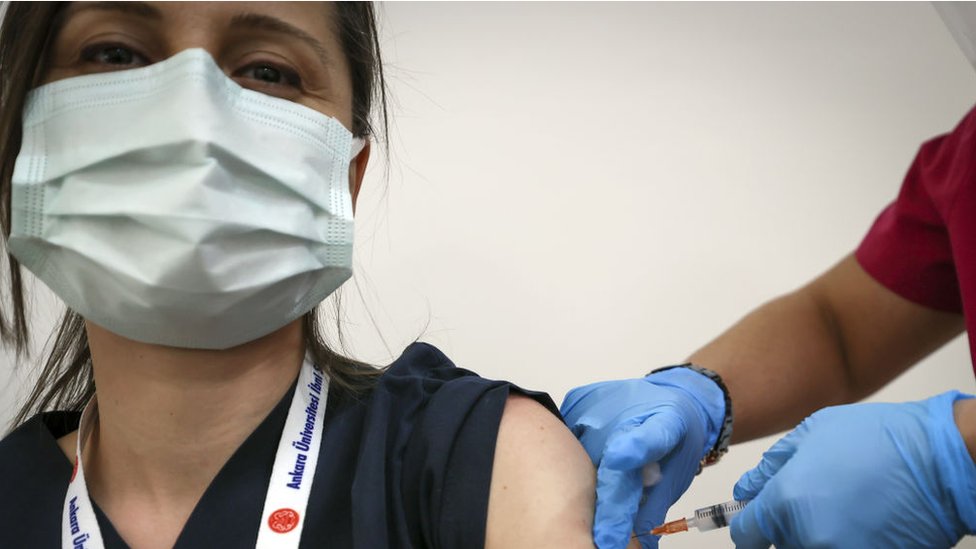 Profissional de saúde da Turquia recebe vacina