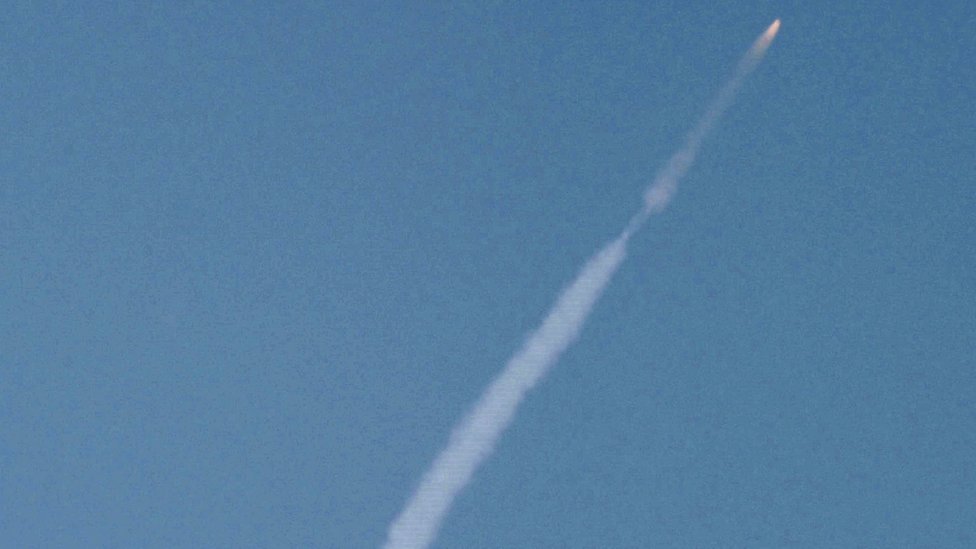 Ракета видна из Даньдуна, Китай, 7 февраля 2016 г.