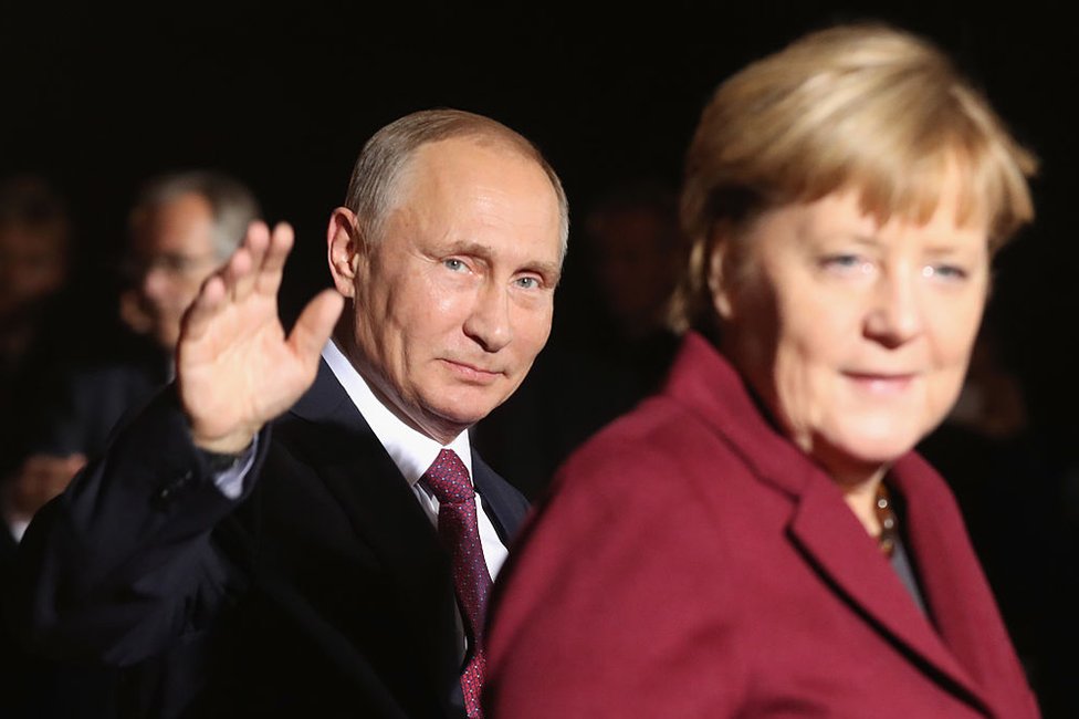 Vladimir Putin and Angela Merkel in 2016.