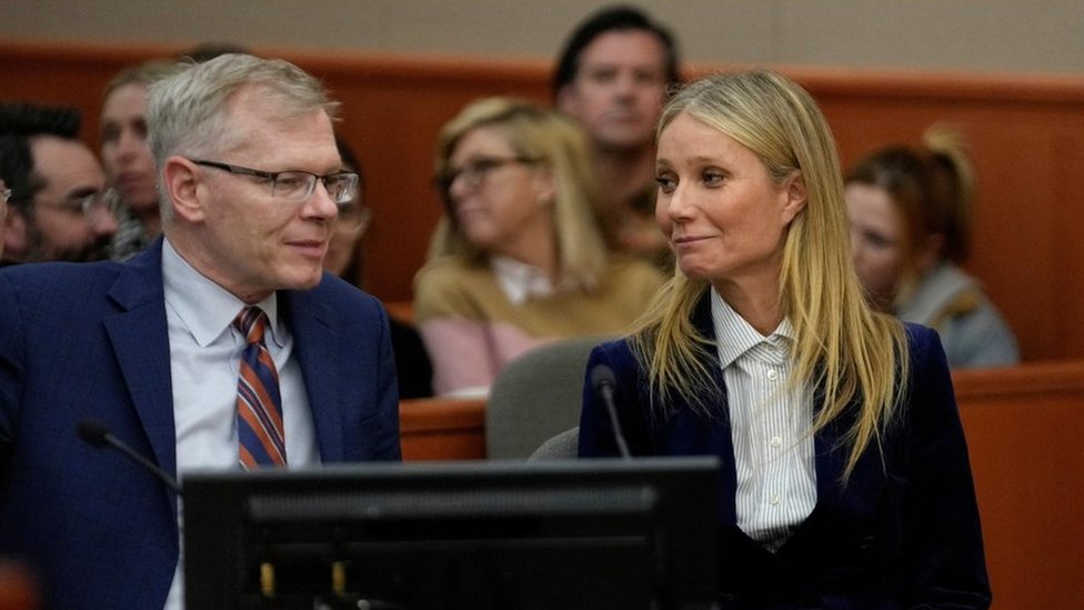 غوينيث بالترو: تعويض الممثلة الأمريكية "بدولار رمزي واحد" بعد تبرئتها في قضية حادث التزلج 1 الممثلة الأمريكية بالترو خلال جلسة النطق بالحكم مع محاميها ستيفن أوينز