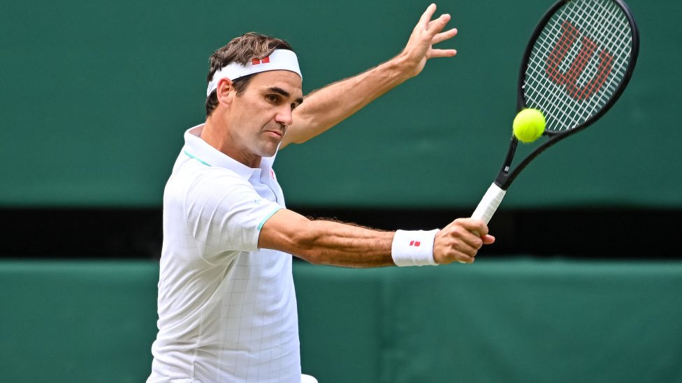 Roger Federer golpeando una pelota con su raqueta durante el torneo de Wimbledon en 2021.