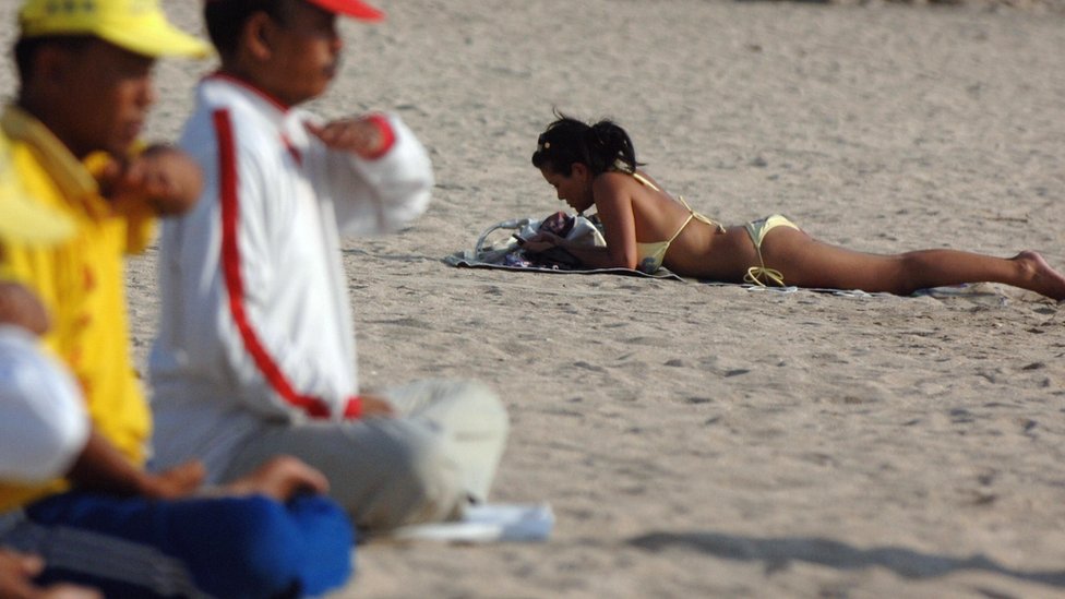 Las playas de Bali son un destino popular para turistas extranjeros. Una turista extranjera en una playa de Indonesia.