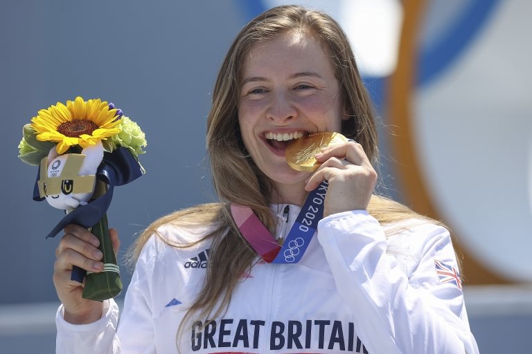 Charlotte Worthington con su medalla de oro