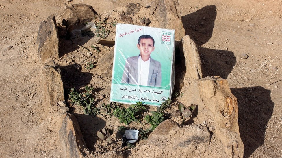 Могила Али Заида Хусейна Тайиба, одного из йеменских школьников, убитых в результате авиаудара возглавляемой Саудовской Аравией коалиции по автобусу в Дахайяне 9 августа 2018 года