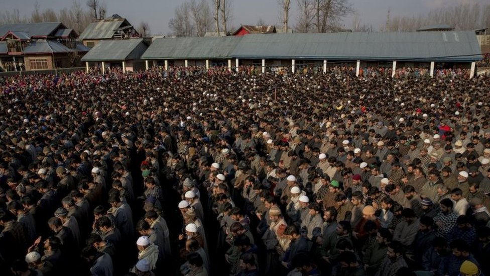 Жители Кашмирской деревни возносят поминальные молитвы возле тел подозреваемых боевиков во время их совместной похоронной процессии недалеко от Фризала, 66 км (40 миль) к югу от Сринагара (12 февраля 2017 г.)