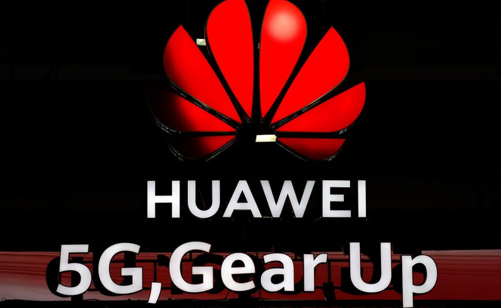 Светящиеся вывески Huawei и 5G демонстрируются во время 10-го Глобального форума по широкополосной мобильной связи, организованного китайским технологическим гигантом Huawei в Цюрихе 15 октября 2019 г.