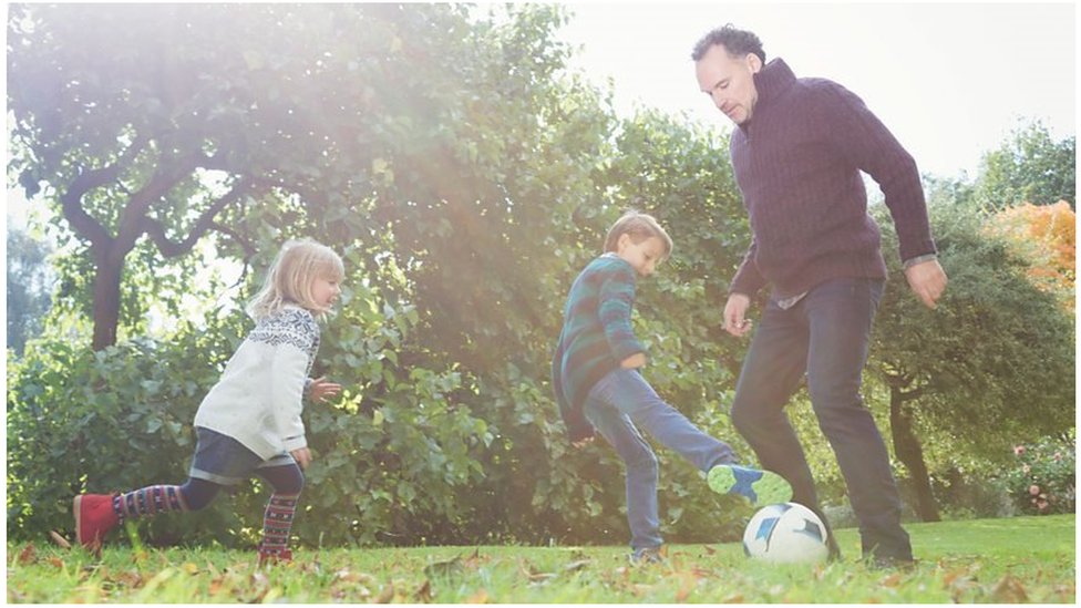 陪孩子踢足球享受快樂的親子時間（Credit: Getty Images）