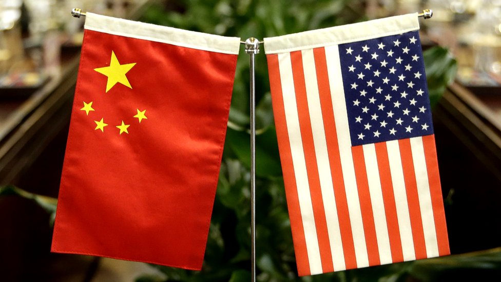 Banderas de China y EE.UU.