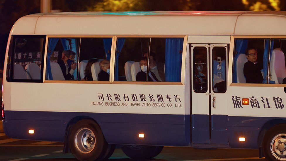 John Kerry, en la parte de atrás de un autobús, es conducido a su reunión en Shanghái