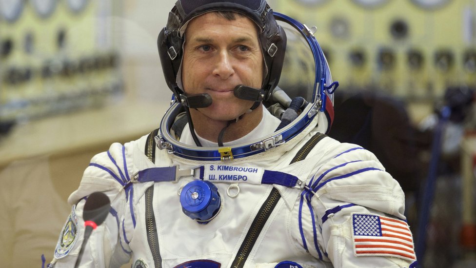 Шейн Кимбро, член основного экипажа Международной космической станции, разговаривает с родственниками
