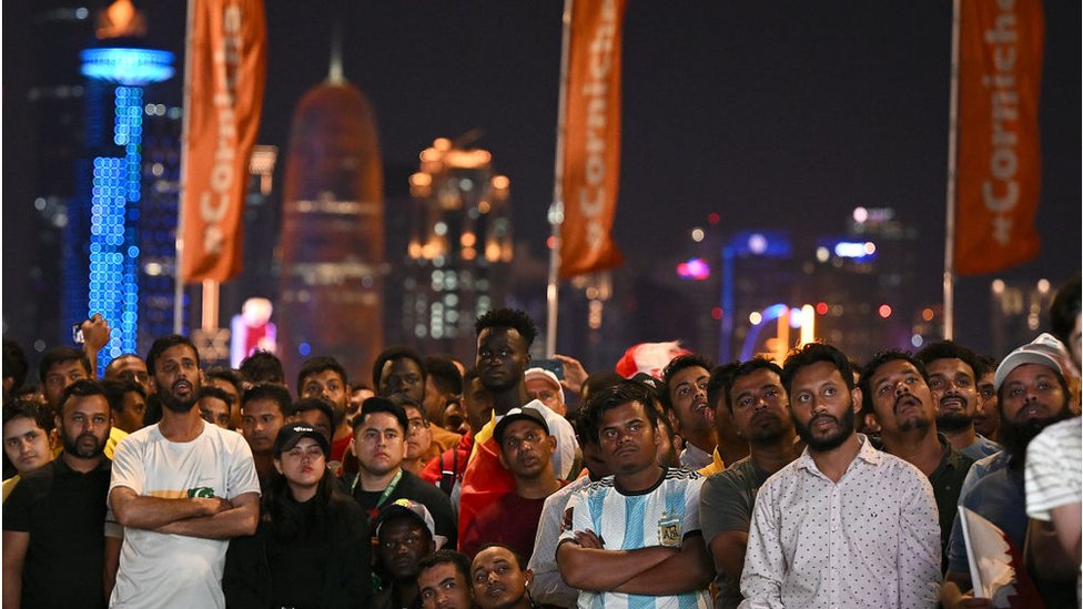 Una multitud viendo el partido inaugural por pantalla gigante en Doha.