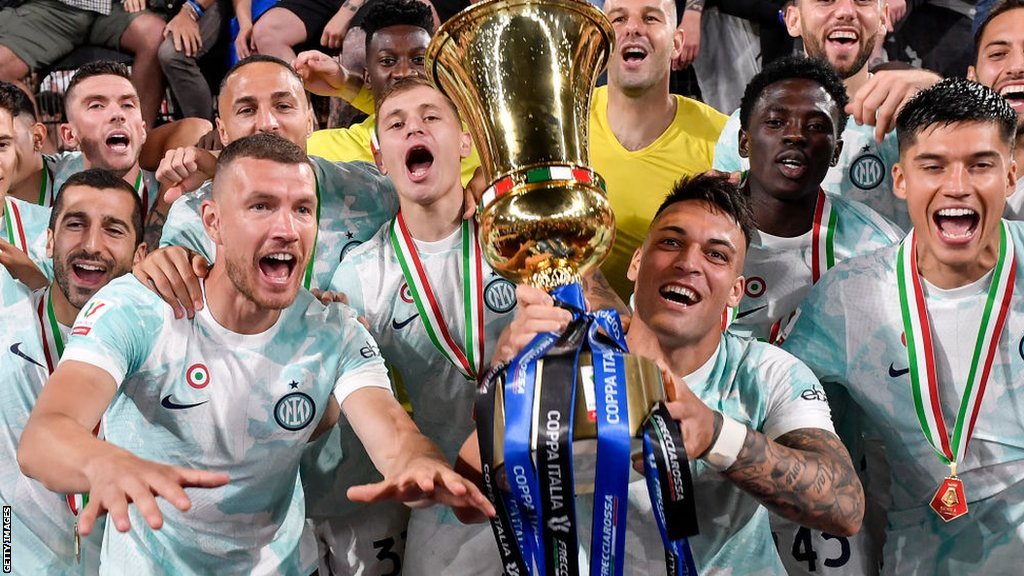لاعبو إنتر ميلان يحتفلون بفوزهم بكأس إيطاليا
